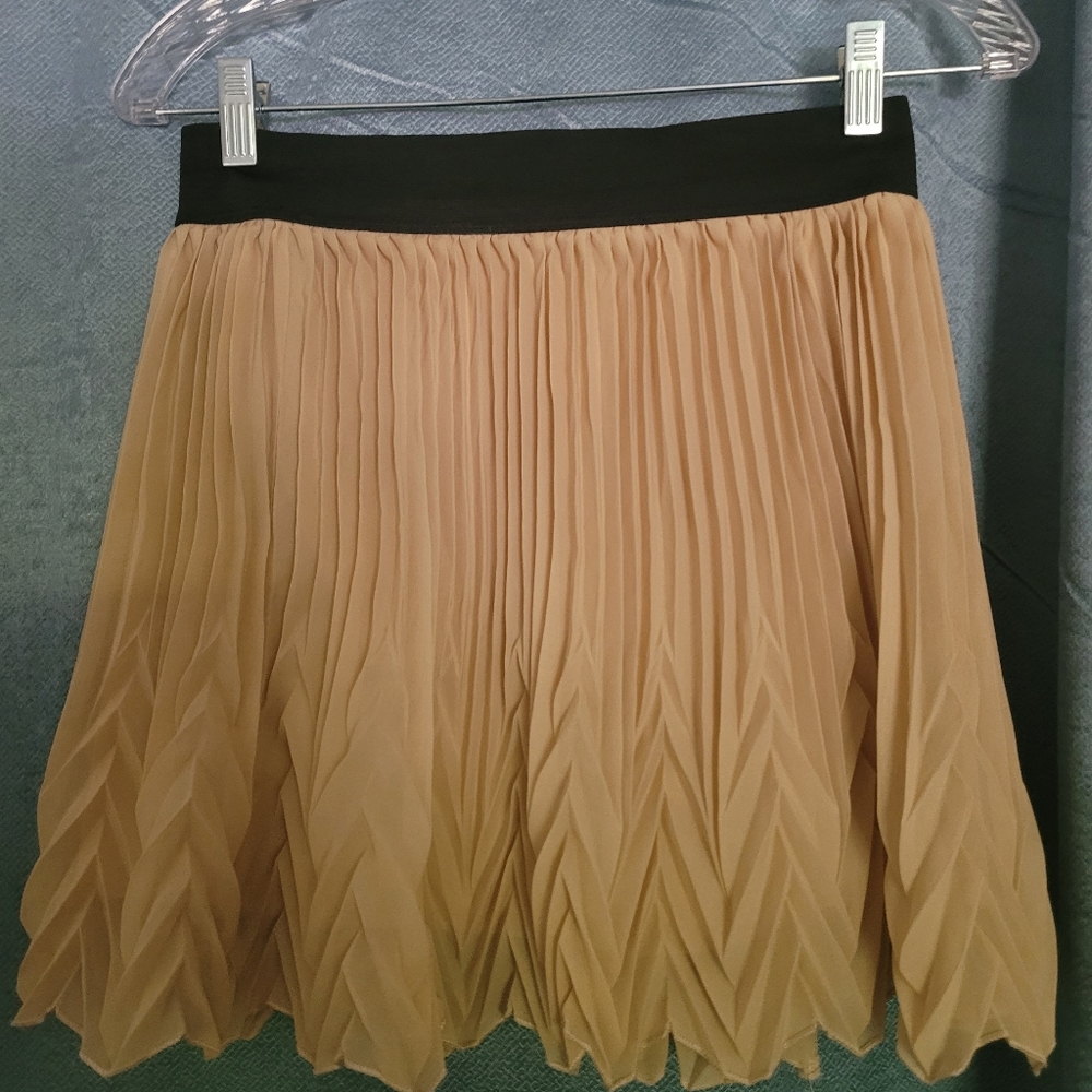 Short, tan flowy skirt